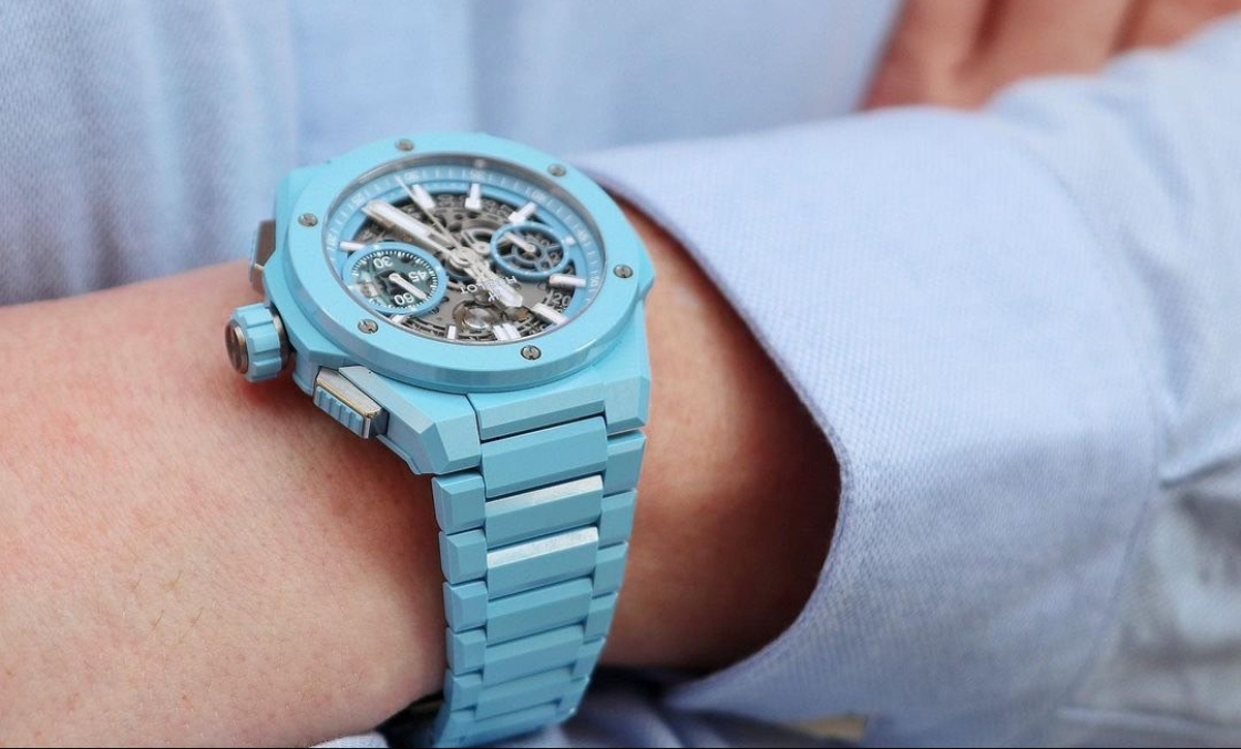 穿出正裝清爽感HUBLOT Big Bang Integrated彩色陶瓷鏈帶計時碼表