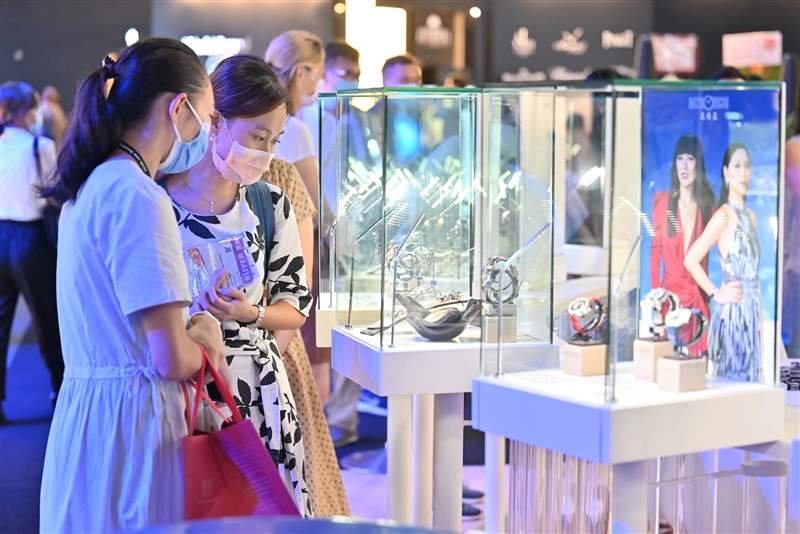 今年鐘表展以「與時約定」為主題，設有不同焦點展區，當中包括永恒歲月、World Brand Piazza、 潮流時尚、巧匠瑰寶和機械及設備等，匯聚多國品牌，帶來風格不同的名貴及潮流腕表。