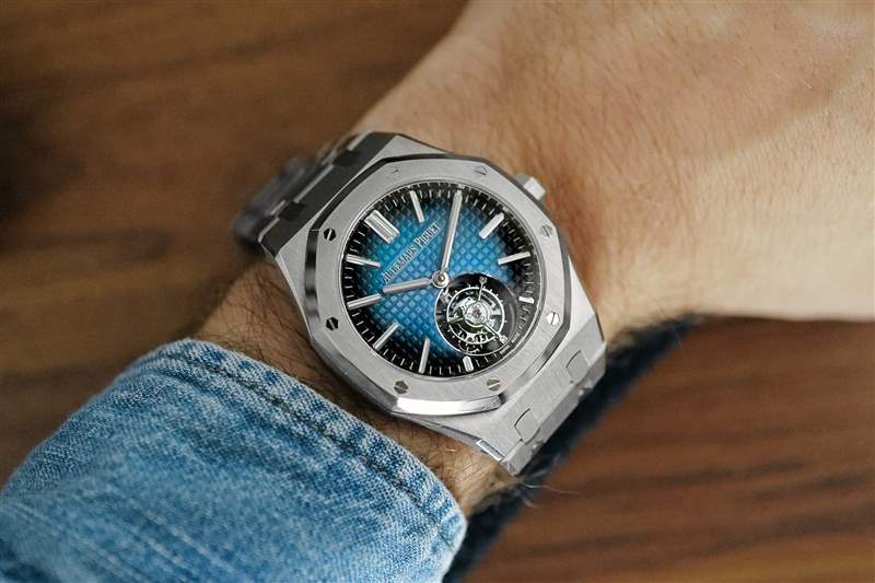 愛彼皇家橡樹自動(dòng)上鏈飛行陀飛輪鈦金屬