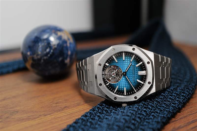 愛彼皇家橡樹自動(dòng)上鏈飛行陀飛輪鈦金屬