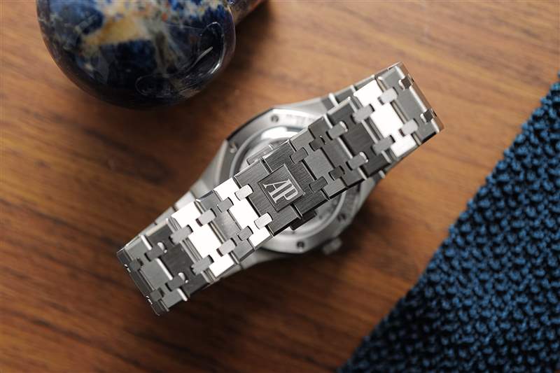 愛彼皇家橡樹自動(dòng)上鏈飛行陀飛輪鈦金屬