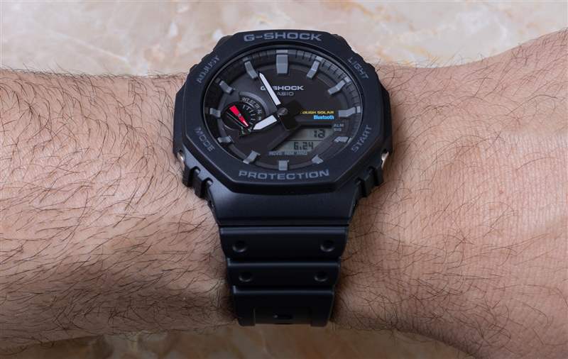 動手操作：卡西歐 G-Shock GA-B2100 手表，配備堅固的太陽能和藍牙