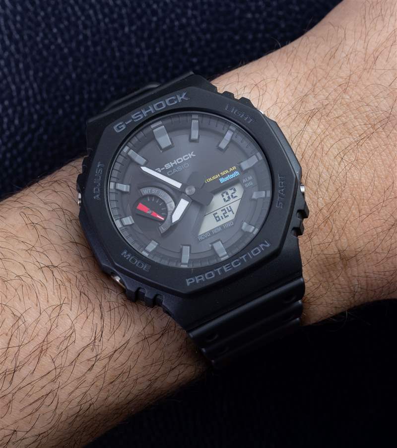 動手操作：卡西歐 G-Shock GA-B2100 手表，配備堅固的太陽能和藍牙