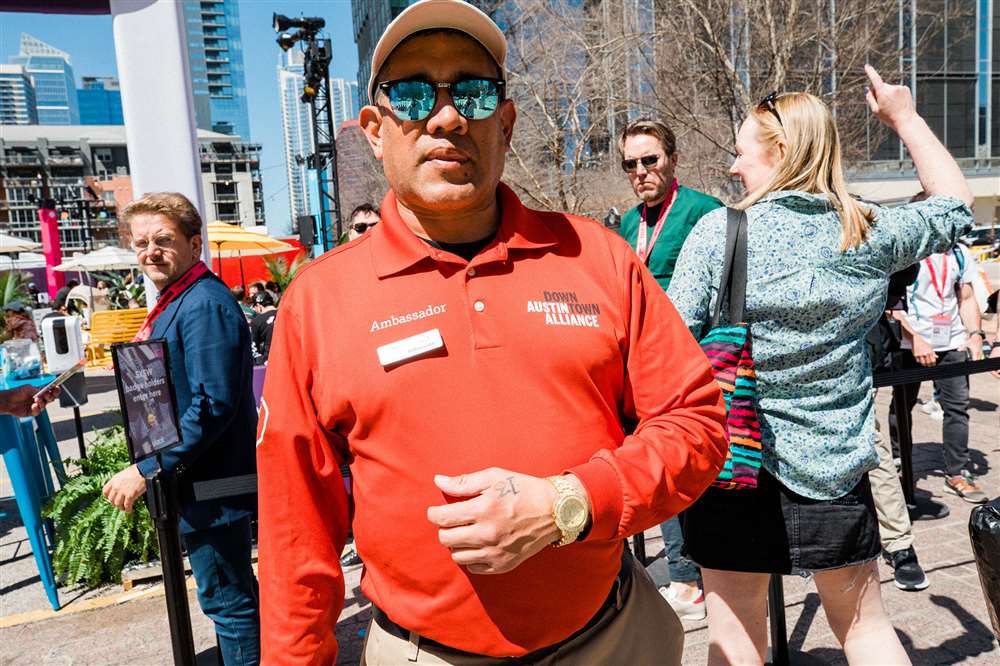 奧斯汀市大使戴著定制金表看著鏡頭。