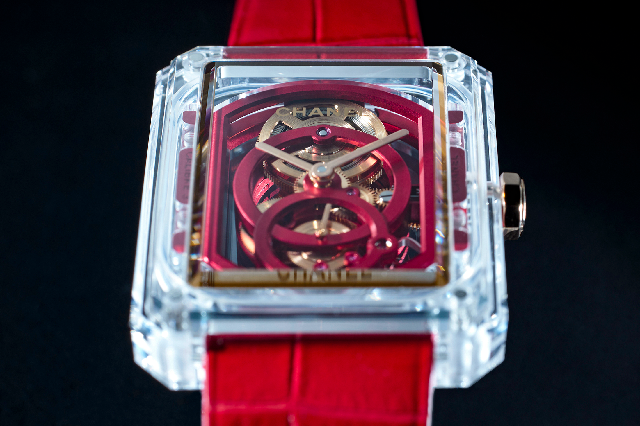 香奈兒 Boy.Friend 紅色骷髏藍寶石表殼側(cè)視圖