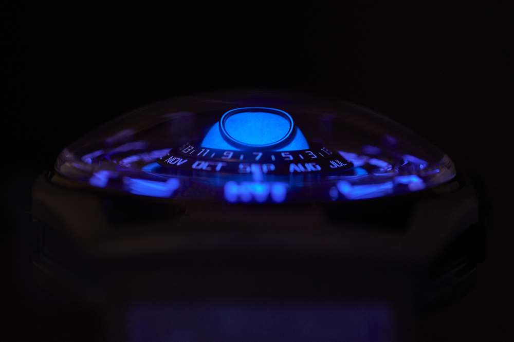 HYT Supernova Blue Moon Runner 側向發(fā)光鏡頭