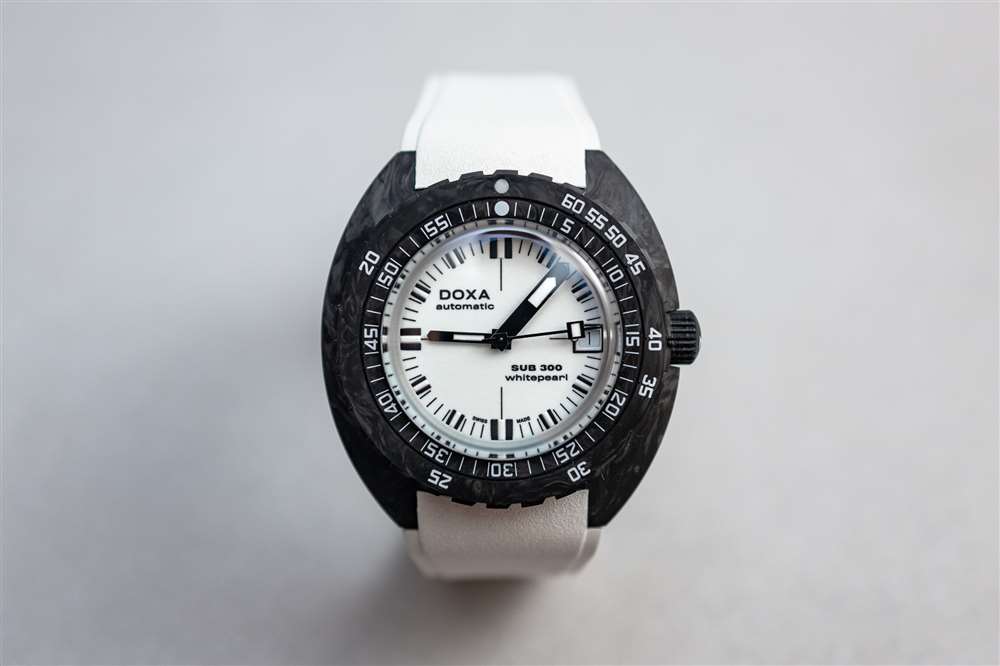 介紹厭倦了顏色？Doxa 的“Whitepearl”表盤現已為其整個核心系列提供