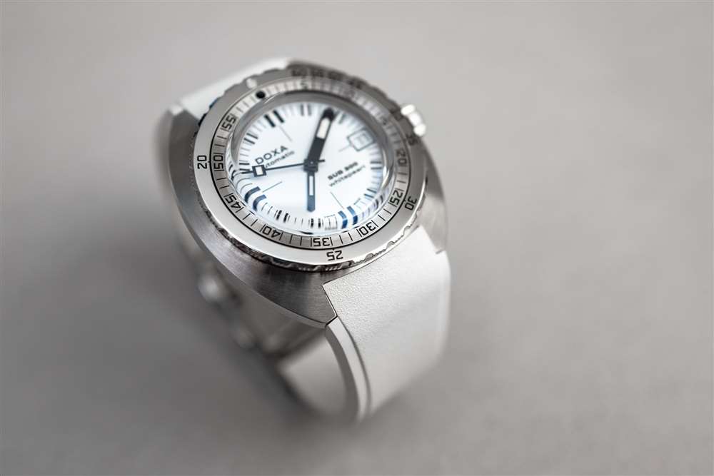 介紹厭倦了顏色？Doxa 的“Whitepearl”表盤現已為其整個核心系列提供