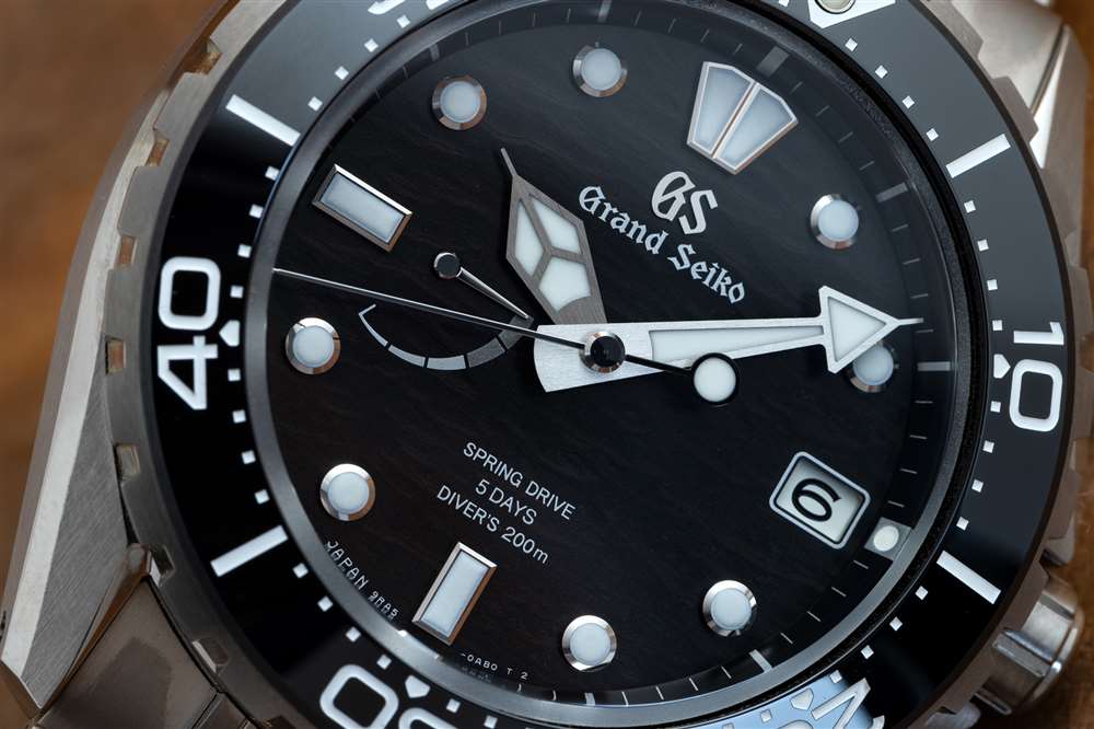 全新 Grand Seiko Spring Drive Diver SLGA015 表盤特寫。