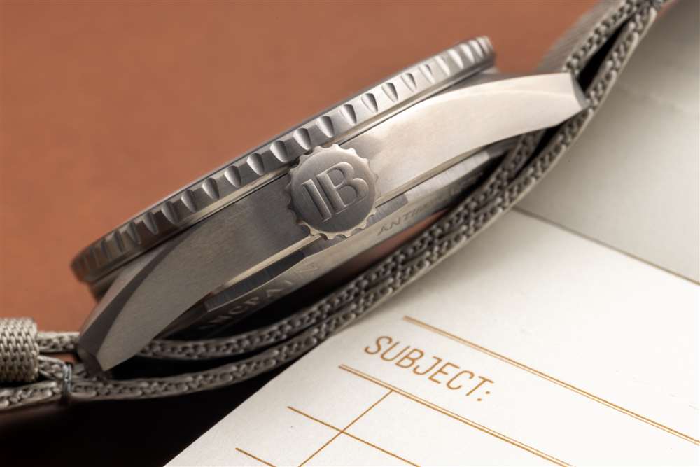 寶珀五十噚 Bathyscaphe Titanium 43mm 的側(cè)面輪廓