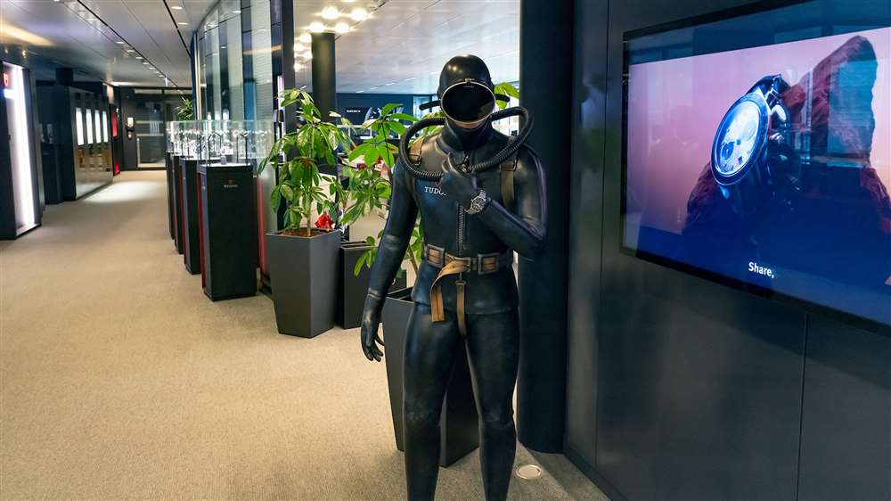 METAS Master Chronometer Lab內(nèi)部制造廠內(nèi)部——位于 Tudor 內(nèi)部，位于日內(nèi)瓦勞力士總部內(nèi)部