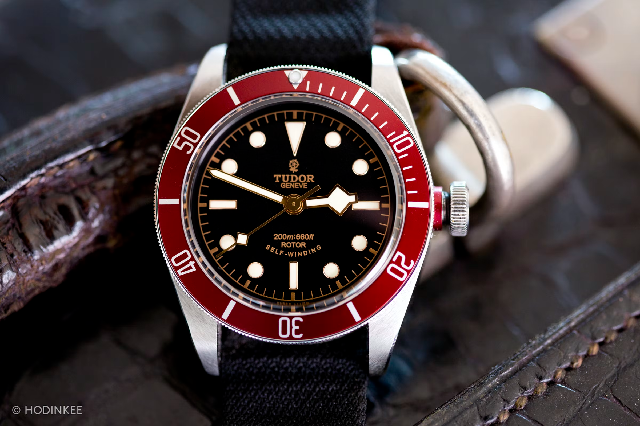 觀看發(fā)現(xiàn)堪薩斯松鷹隊(duì)主教練比爾自己在場邊佩戴帝舵碧灣酒紅色