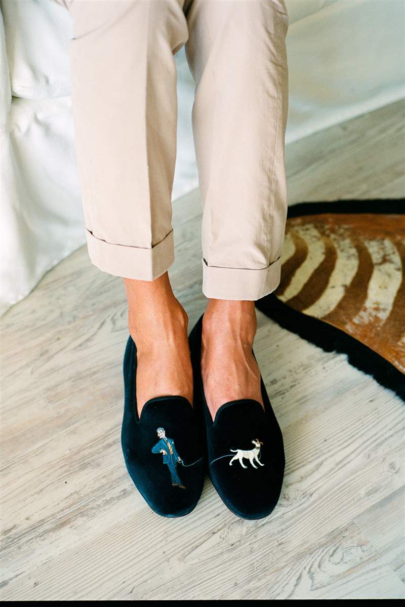 一個穿著天鵝絨拖鞋的人