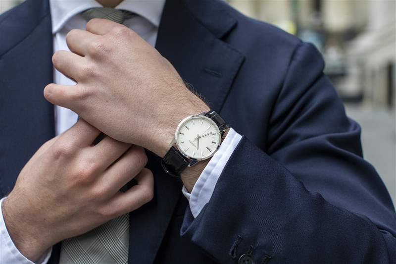 Citizen Calibre 0100，https://www.hodinkee.com/articles/citizen-eco-drive-caliber-0100-review 溫度補(bǔ)償高頻石英，每年精確到 1 秒。