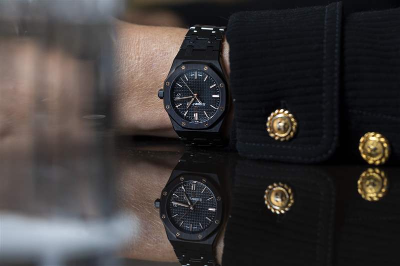 一個(gè)人手腕上的黑色皇家橡樹