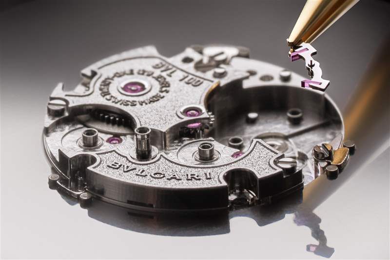 將杠桿置于 BVL 100 機芯中