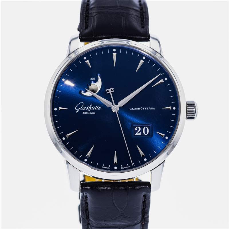 格拉蘇蒂原創(chuàng) Senator Excellence Panorama Date 月相腕表的士兵形象。