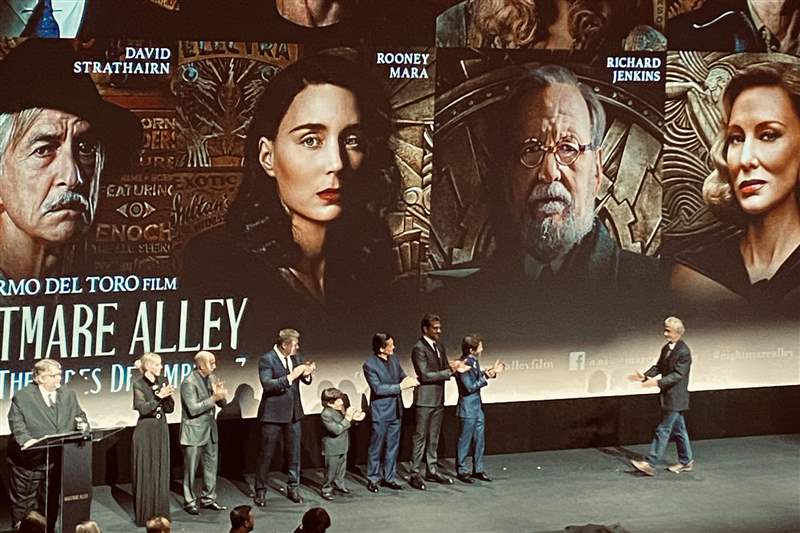 與演員和工作人員在舞臺(tái)上的噩夢(mèng)巷紐約首映式現(xiàn)場(chǎng)直播