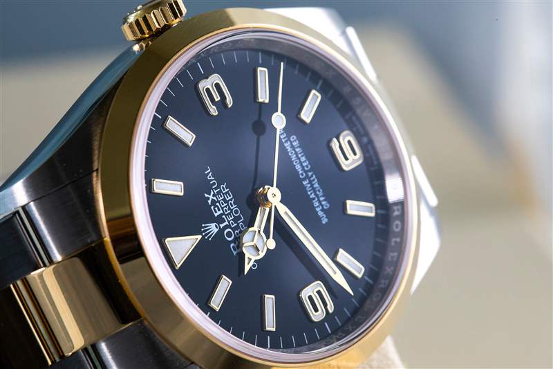 手腕上的一周雙音勞力士探險家參考。124273