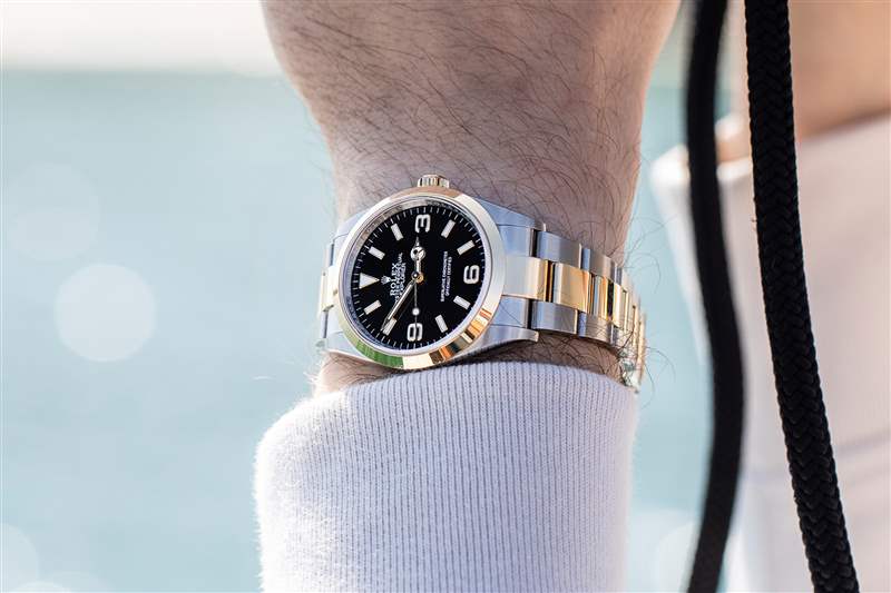 手腕上的一周雙音勞力士探險家參考。124273