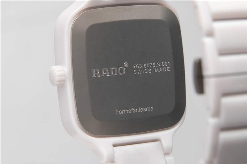 白色 Rado 腕表的底蓋