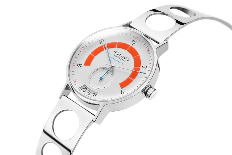 推出這些新的NOMOS型號讓人聯想到在黑夜中快速駕駛