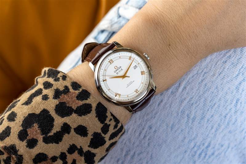 歐米茄碟飛 Prestige 同軸計(jì)時(shí)碼表，女性模特