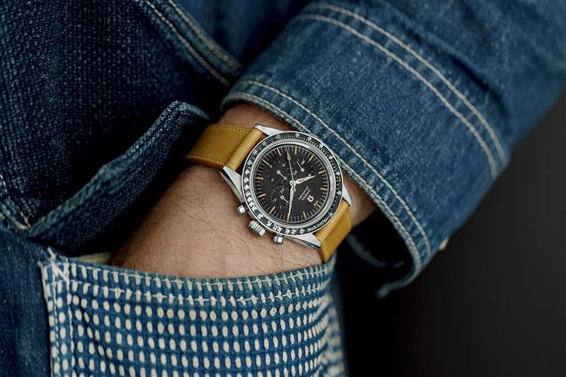 1960 年代的歐米茄超霸 Ref.  2998-6 在一個男人手腕上的棕色皮革表帶上。