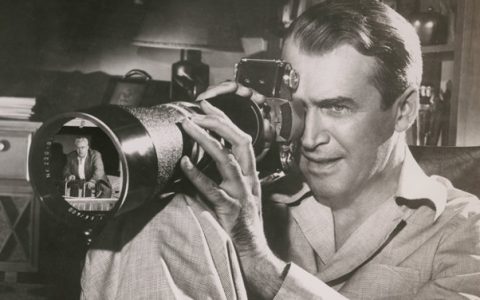 吉米·斯圖爾特在《后窗》中在室內(nèi)佩戴天梭Field腕表