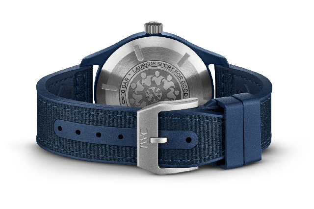 隆重推出萬國表推出這款陶瓷飛行員腕表的全藍色腕表