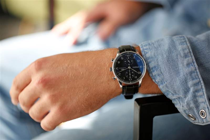 IWC Schaffhausen 葡萄牙計時碼表戴在男士手腕上的照片