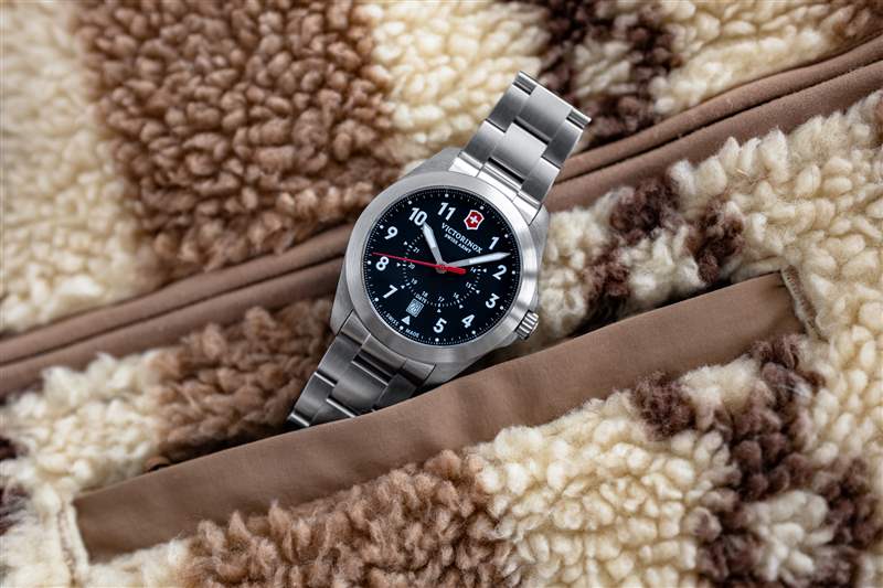 Victorinox Heritage 坐在蓬松的夾克上。