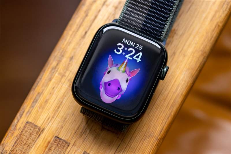 帶有獨(dú)角獸表情符號(hào)的 Apple Watch Series 7