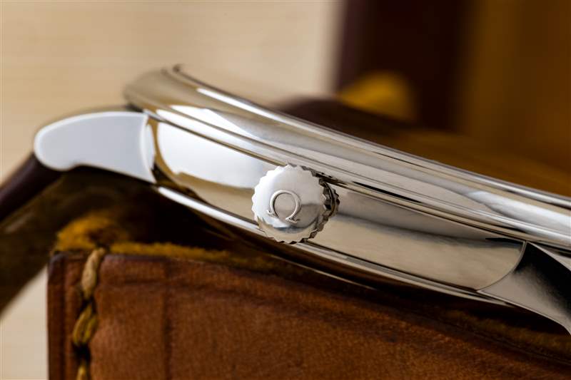 表殼側(cè)面，Omega De Ville Prestige Co-Axial，顯示帶有歐米茄標(biāo)志的表冠