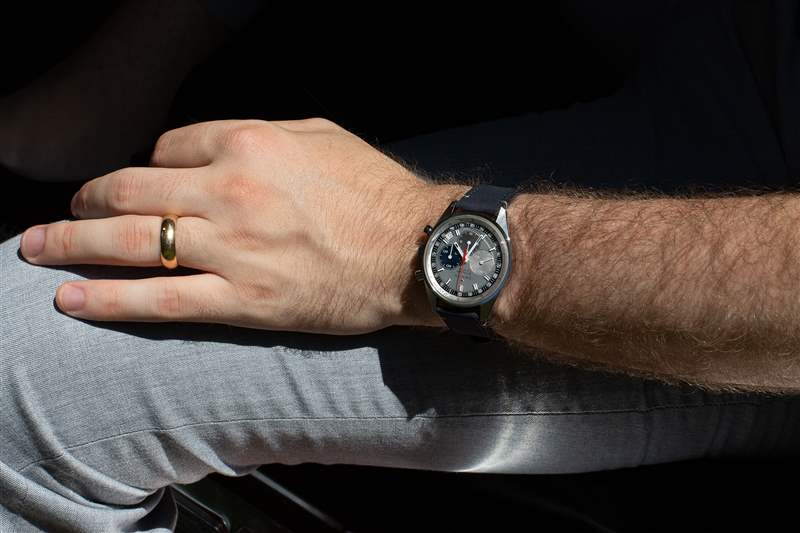 將真力時(shí)Chronomaster Original手表佩戴到手腕上