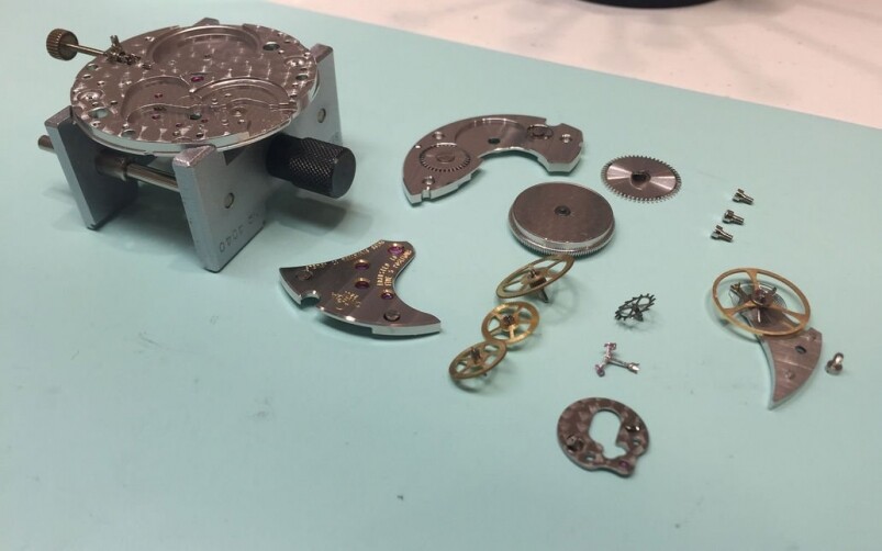 不要想準確度了，怎也不會夠石英表來的，而且功能一定不及石英表多。 但