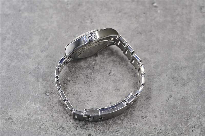 Tudor Black Bay GMT 側(cè)面為白色，側(cè)面照片