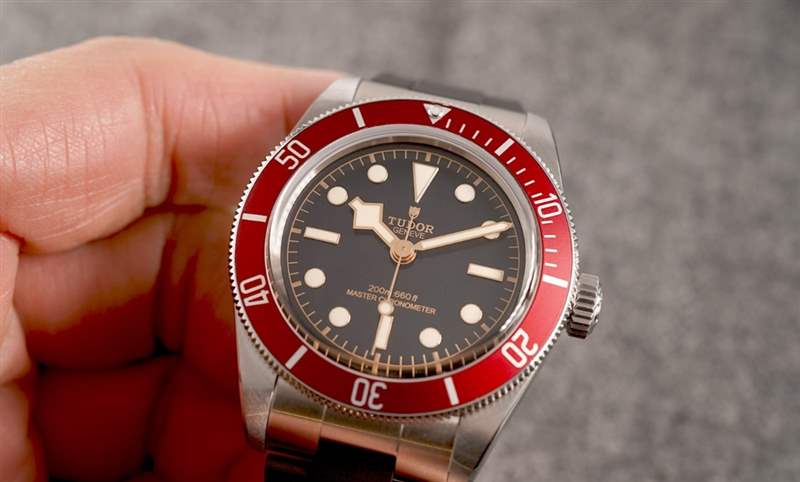 是否有Jubilee鏈帶的表迷？ 帝舵TUDOR Black Bay酒紅圈搭配五節(jié)鏈帶，升級(jí)METAS認(rèn)證