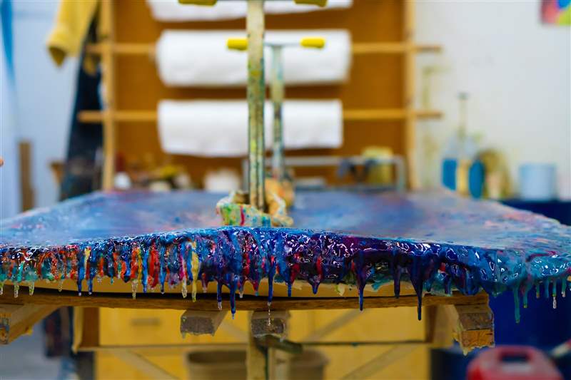 作為 One More Wave 藝術(shù)療法的一部分，在板上作畫。