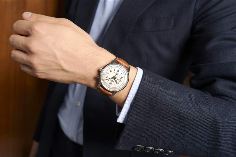 全新 Angelus x Massena Lab 計(jì)時(shí)碼表手腕照片