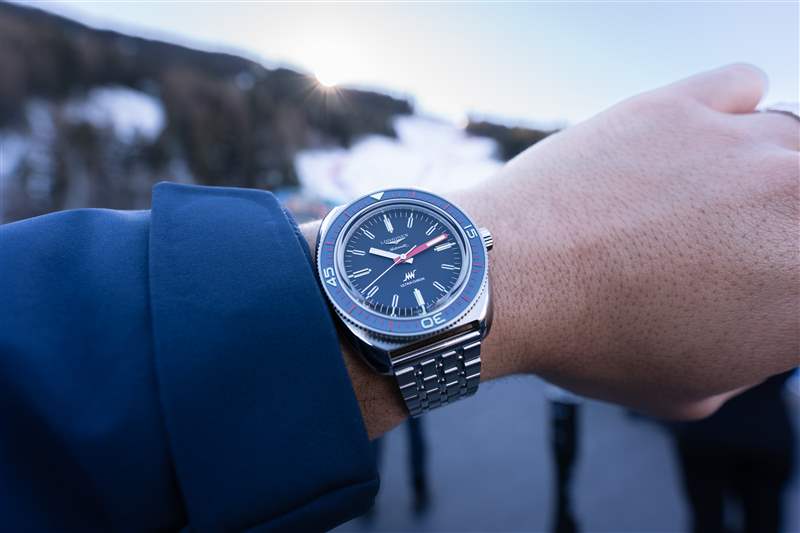 手表戴在手腕上，背景是太陽