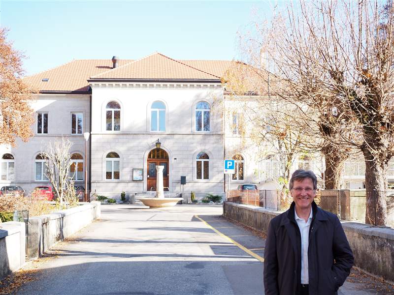 米歇爾·帕瑪強(qiáng)尼 (Michel Parmigiani) 在 Fleurier 制表學(xué)校外