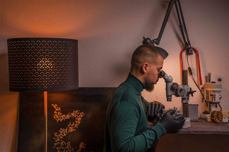 Felipe Pikullik 在他工作室的制表臺上工作