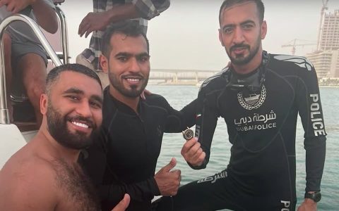 「人民保姆難為」杜拜警方受民眾委托打撈勞力士游艇上岸