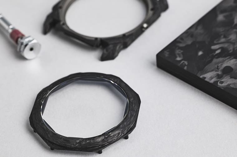 寶格麗連推兩款啟用鍛造碳材質(zhì)的Octo Finissimo超薄表搭配玫瑰金細節(jié)展現(xiàn)奢華前衛(wèi)感