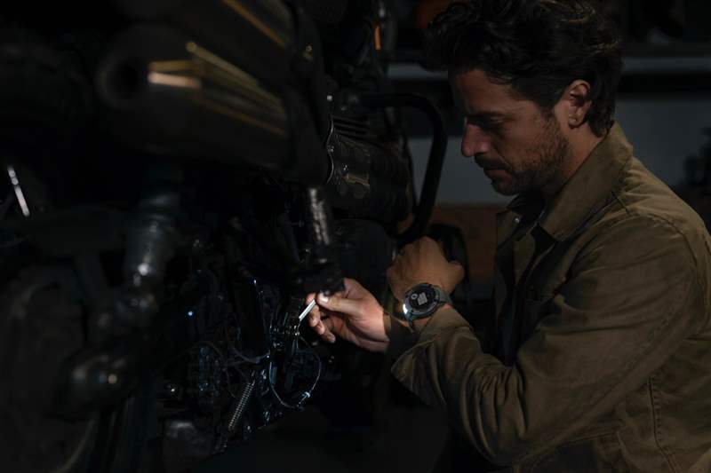 款式也搭載品牌最新獨家推出LED 手電筒照明功能，擁有四段閃爍光源，讓從事戶外運動的玩家就算玩到天黑也不怕摸黑前行。 （Garmin）