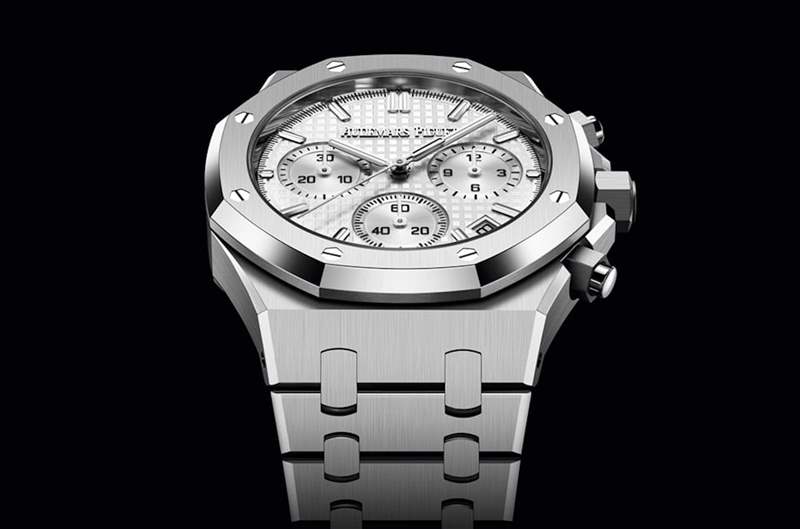 不鏽鋼白面皇家橡樹自動(dòng)上鍊計(jì)時(shí)碼錶原本行情就是三款中較低的，一年前後它的身價(jià)也下滑達(dá)40%。（AUDEMARS PIGUET）