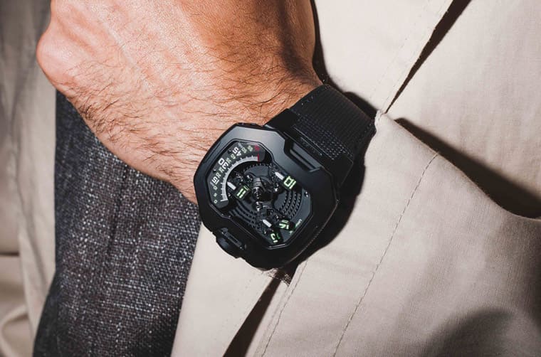 URWERK UR-120系列改換黑色造型詮釋創意衛星轉頭顯時技術