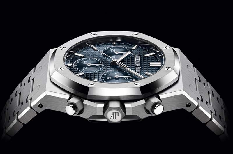 不銹鋼藍(lán)面的皇家橡樹自動(dòng)上鏈計(jì)時(shí)碼表二級(jí)市場(chǎng)價(jià)格最佳，不過與2022年8月相比，它的國(guó)外報(bào)價(jià)已經(jīng)下滑39%之多。 （AUDEMARS PIGUET）