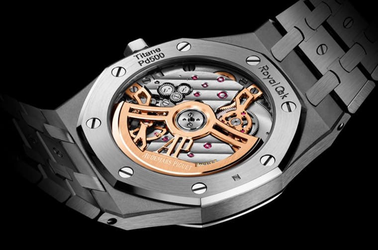 皇家橡樹Jumbo超薄表漸層紅面很吸睛連表殼材質(zhì)都有新組合